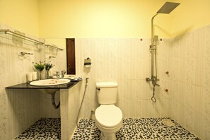 Een douche, een regendouche, designer toiletartikelen, een haardroger