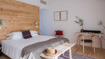 Estudio, 1 cama King size | Caja de seguridad en la habitación, escritorio y cortinas blackout