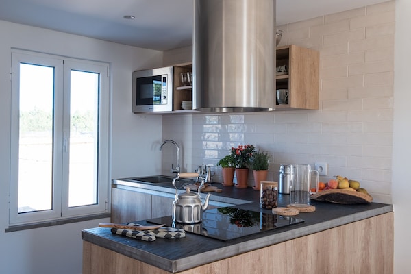 House, 1 Bedroom | Dapur peribadi | Peti sejuk/penyejuk beku saiz penuh, ketuhar gelombang mikro, dapur
