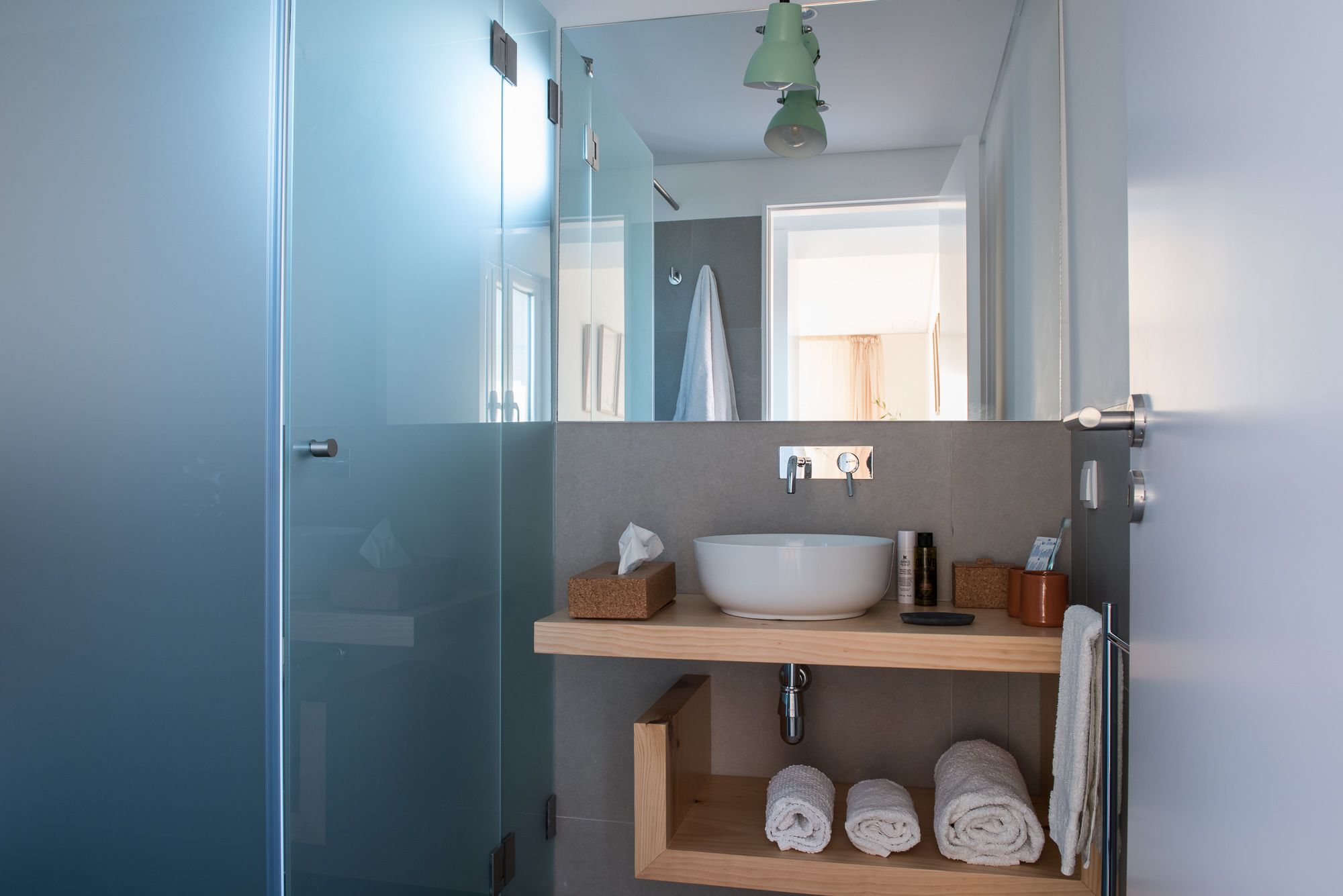 Studio, 1 King Bed | Bathroom | Free toiletries, hair dryer, towels