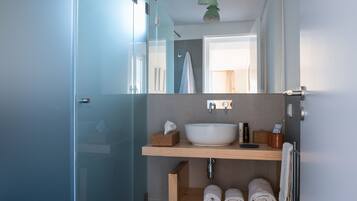 Studio, 1 King Bed | Bathroom | Free toiletries, hair dryer, towels