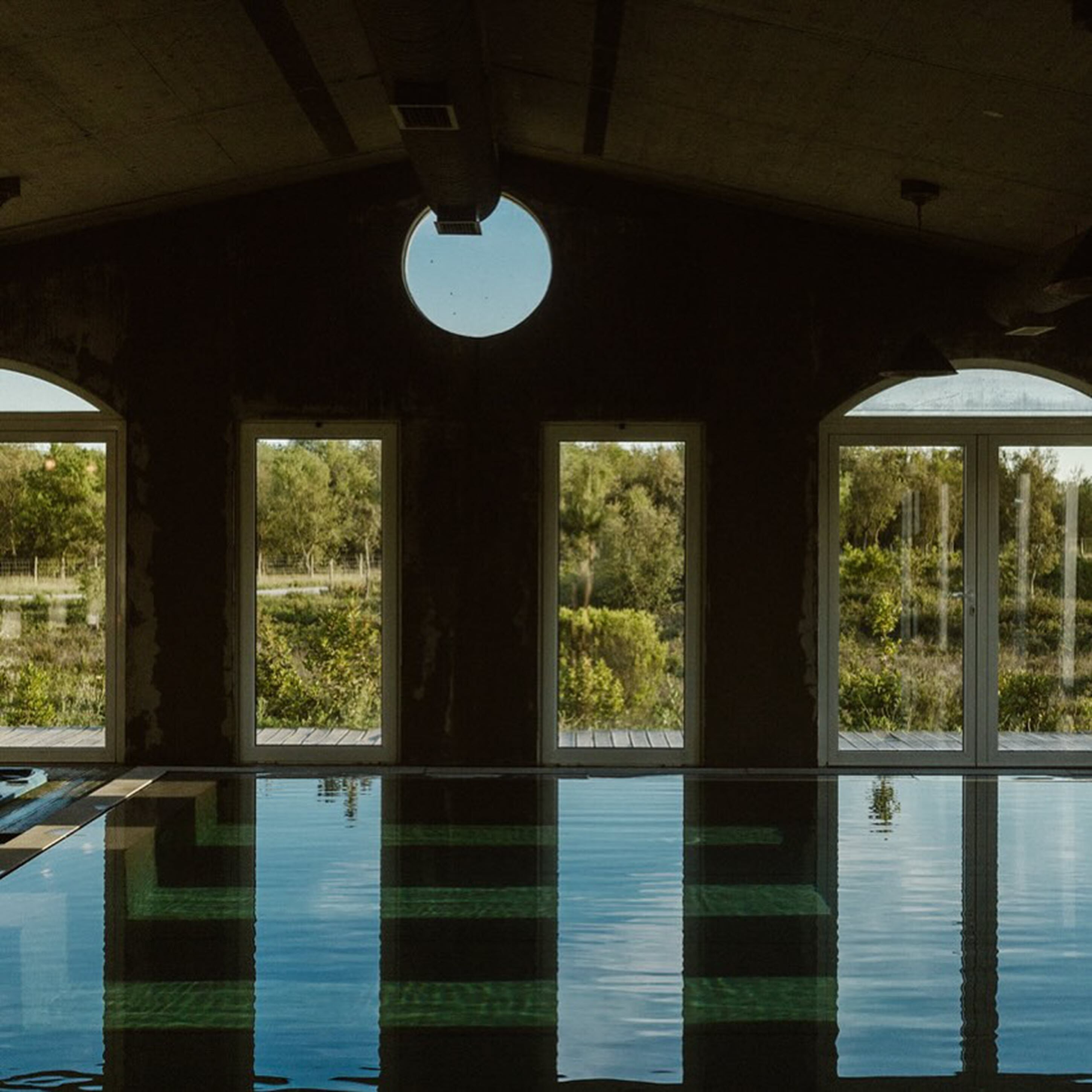 Piscina externa, piscina aquecida, espreguiçadeiras