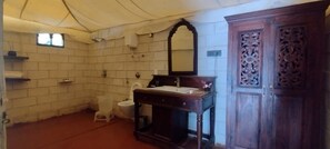 Dusche, kostenlose Toilettenartikel, Handtücher