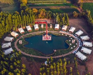 Royal-Zelt | Hochwertige Bettwaren, Zimmersafe, Schreibtisch, Zustellbetten