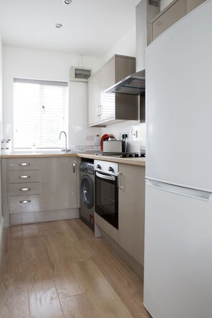 Apartment, 2 Bedrooms | Private kitchen | Fridge, microwave, oven, stovetop - LETS Home Away from Home (Cambridge)