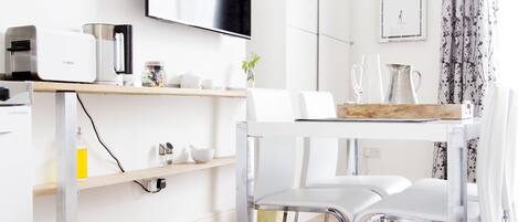 Deluxe Studio Suite, 1 Bedroom | In-room dining