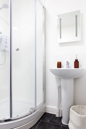 Deluxe Studio | Bathroom | Shower, free toiletries, hair dryer, towels - LETS Cambridge Central Studio (Cambridge)