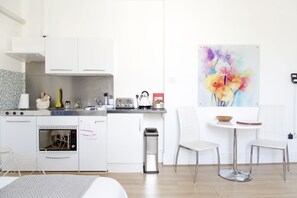 Deluxe studio | Privékitchenette | Een koelkast, een microgolfoven, een oven