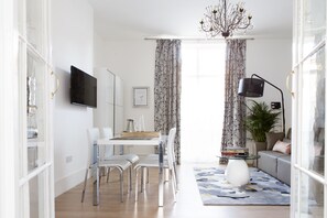 Deluxe studio suite, 1 slaapkamer | Woonruimte | Flatscreentelevisie