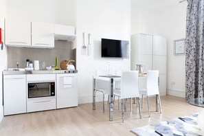 Deluxe-Studiosuite, 1 Schlafzimmer | Essbereich im Zimmer
