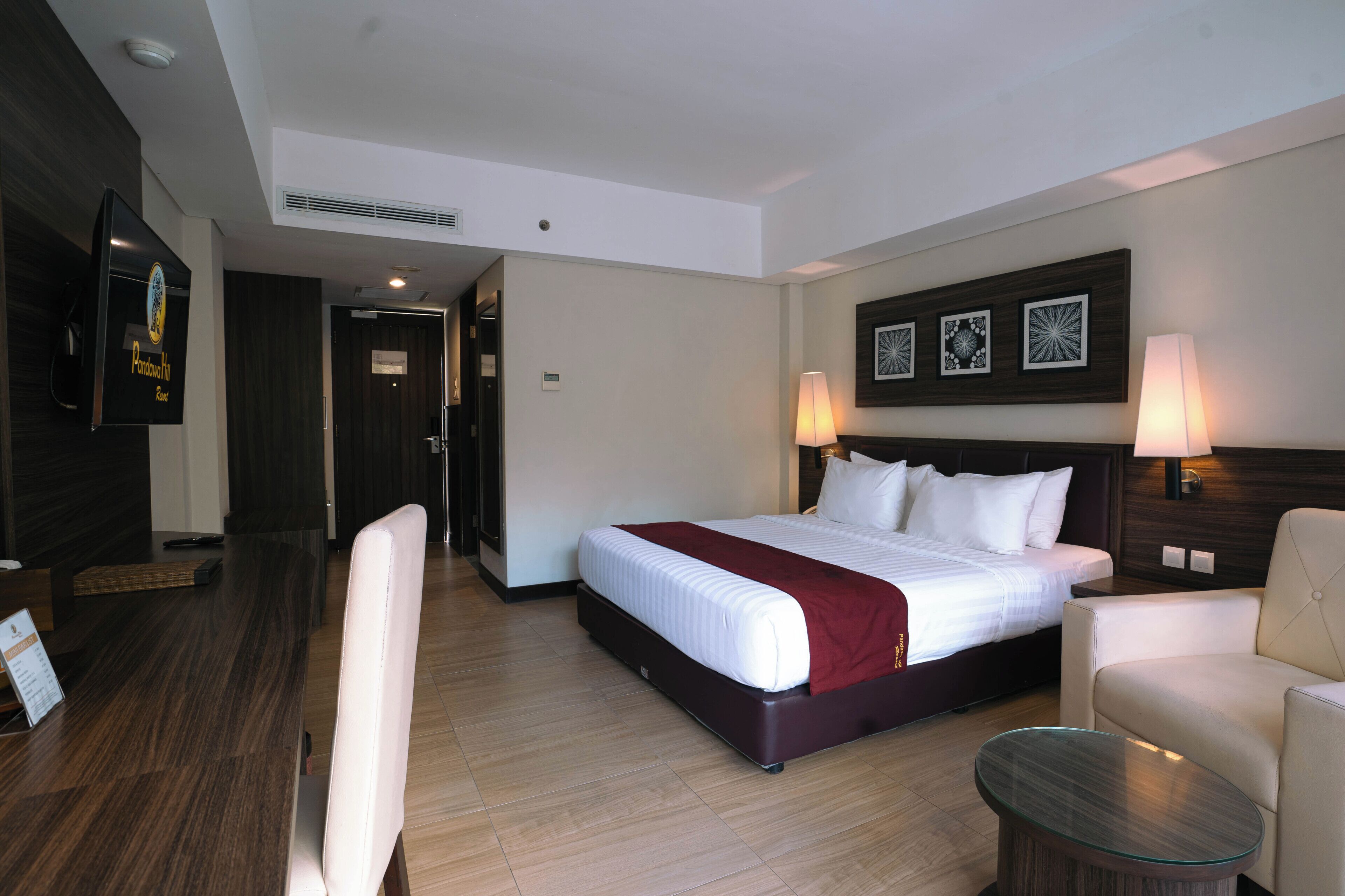 Deluxe Balcony with Bathtub | 高档床上用品、迷你吧、客房内保险箱、办公桌