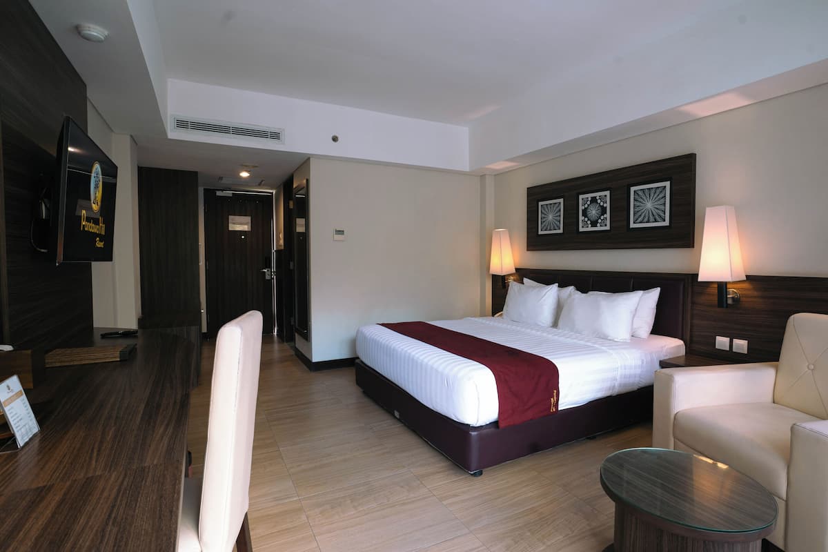 Deluxe Balcony with Bathtub | 고급 침구, 미니바, 객실 내 금고, 책상