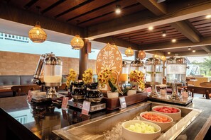 Daily buffet breakfast for a fee - Pandawa Hill Resort (Kutuh)