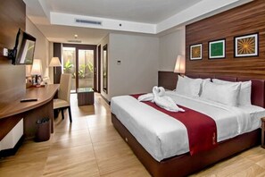 Deluxe Balcony with Bathtub | 高档床上用品、迷你吧、客房内保险箱、办公桌