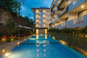 Outdoor pool, pool loungers - Pandawa Hill Resort (Kutuh)