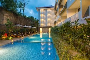 Piscina externa, espreguiçadeiras