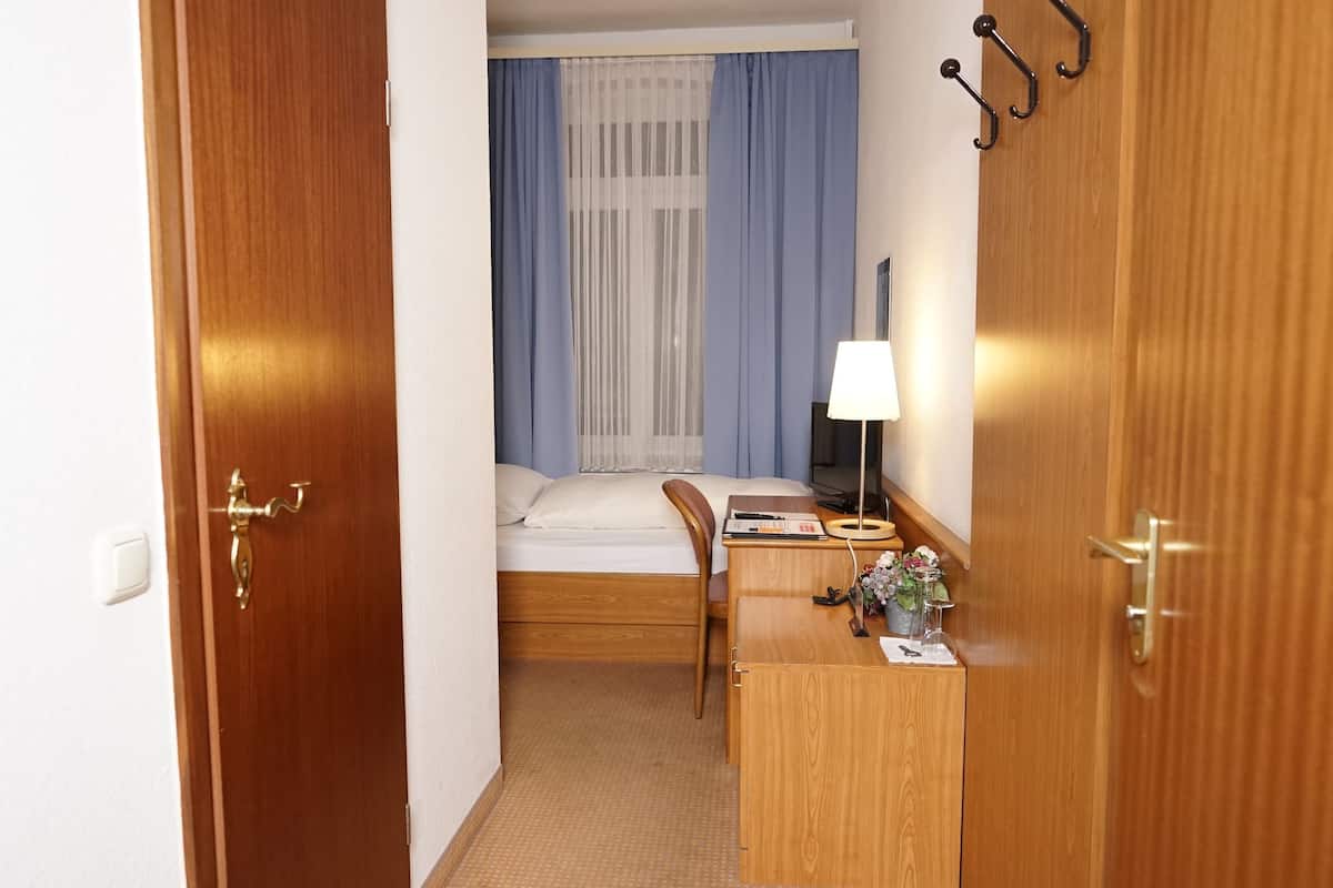 single room | desk, soundproofing, iron/ironing board, free wifi