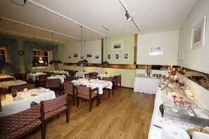 Free daily buffet breakfast - Rabes Hotel Kiel am Hauptbahnhof (Kiel)