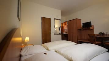 Doppelzimmer | Schreibtisch, schallisolierte Zimmer, Bügeleisen/Bügelbrett