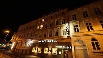 Fassade der Unterkunft – Abend/Nacht