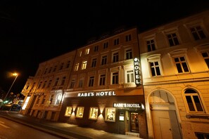 Fassade der Unterkunft – Abend/Nacht