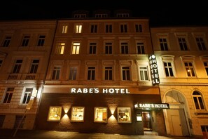 Front of property – evening/night - Rabes Hotel Kiel am Hauptbahnhof (Kiel)
