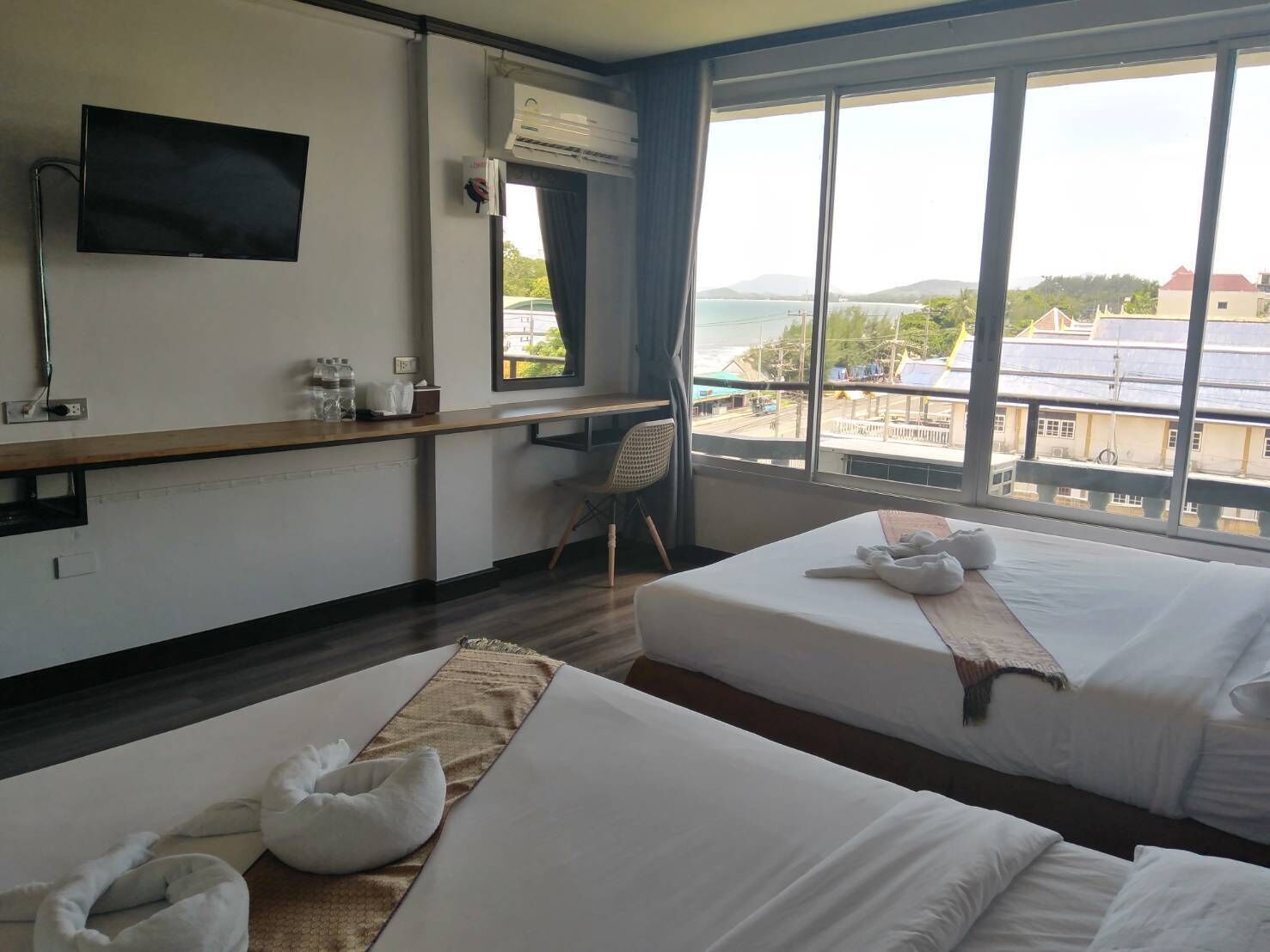 Family Room for 4 Persons | 起居区 | 21-英寸纯平电视（配备有线频道）