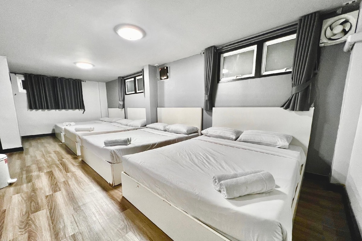 Family Room for 8 Persons | Escritorio y wifi gratis