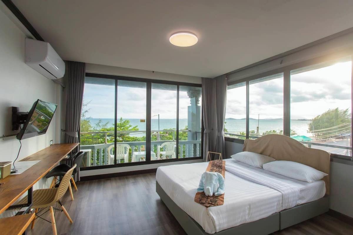 Superior Sea View Room with Balcony | Escritorio y wifi gratis