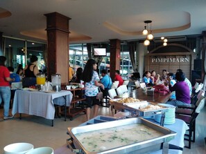 Breakfast area - Pimpimarn Beach Hotel (Klaeng)