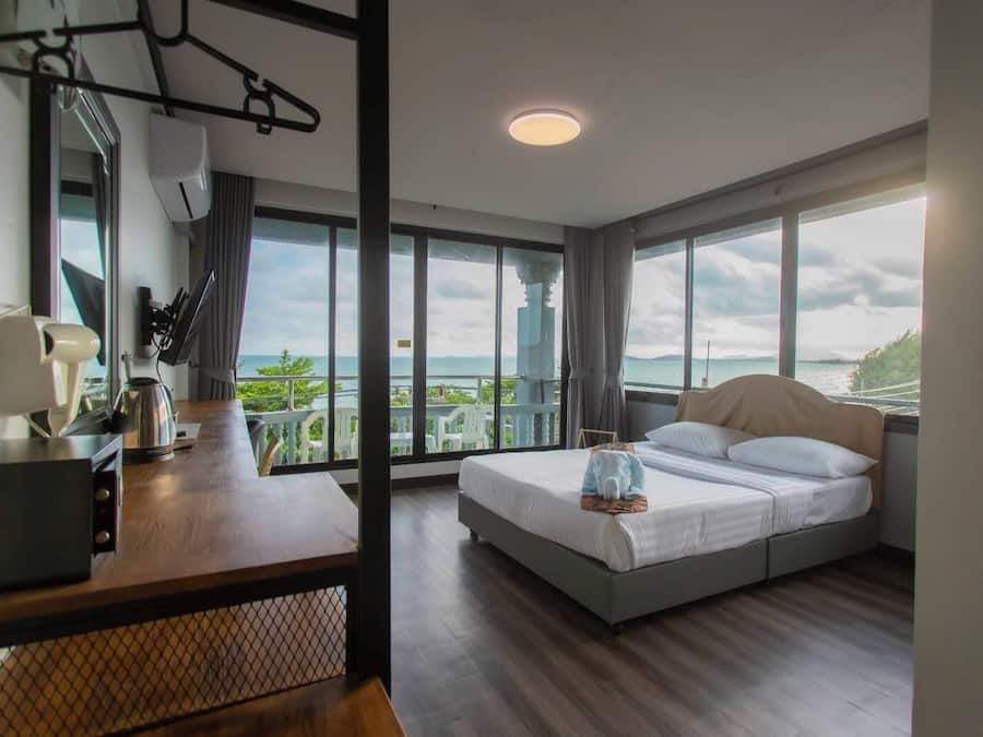 Superior Sea View Room with Balcony | Free WiFi