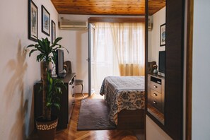 1 habitación, tabla de planchar con plancha y wifi gratis 
