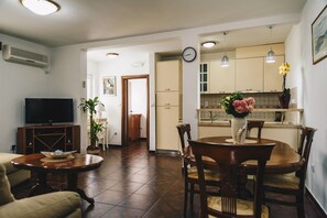 Apartment, 1 Schlafzimmer, Terrasse, Gartenblick | 1 Schlafzimmer, Bügeleisen/Bügelbrett, kostenloses WLAN