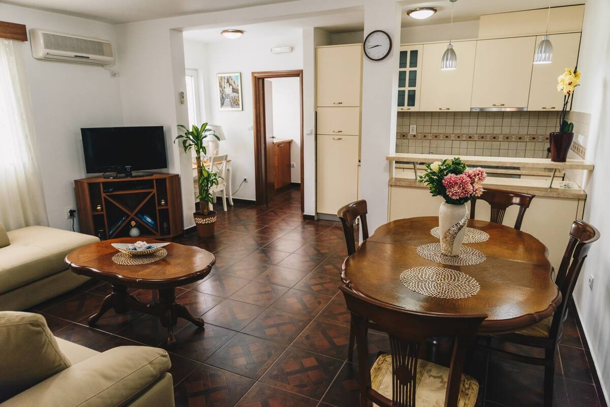 1 habitación, tabla de planchar con plancha y wifi gratis 