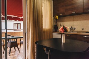 Studio, 1 King Bed, Terrace, Garden View