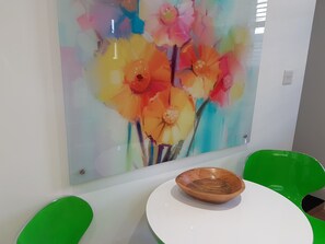 Studio (LETS Essential ) | Een strijkplank/strijkijzer, gratis babybedden, gratis wifi, beddengoed