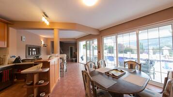 Villa, 3 habitaciones, acceso a la alberca, vista a la alberca | Servicio a la habitación