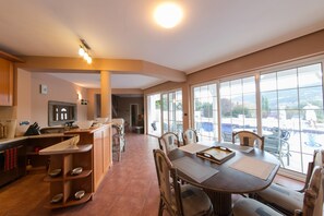 Villa, 3 Bedrooms, Pool Access, Pool View | In-room dining - P&N Resort (Igalo)