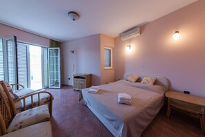 Ropa de cama de alta calidad, escritorio y sistema de insonorización 