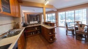 Villa, 3 chambres, accès piscine, vue piscine | Cuisine privée