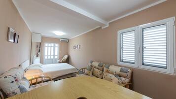 Studio, 1 Queen Bed, Kitchenette, Pool View | Premium bedding, desk, soundproofing, iron/ironing board