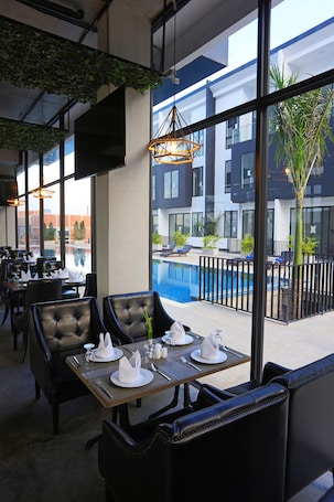 Breakfast, lunch and dinner served . Eco Garden Residences