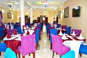 2 restaurantes, se sirve desayuno, cocina local e internacional