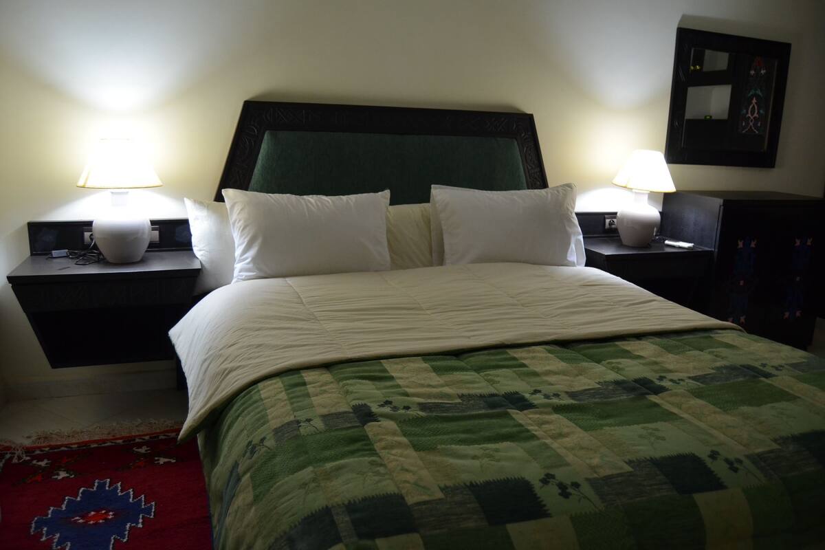 Tweepersoonskamer | Luxe beddengoed, een minibar, een kluis op de kamer, een bureau