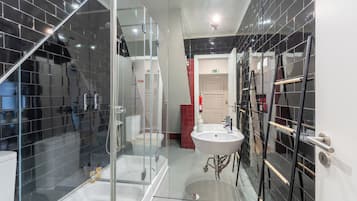 Standaard appartement, uitzicht op binnenplaats | Badkamer | Een douche, een haardroger, handdoeken