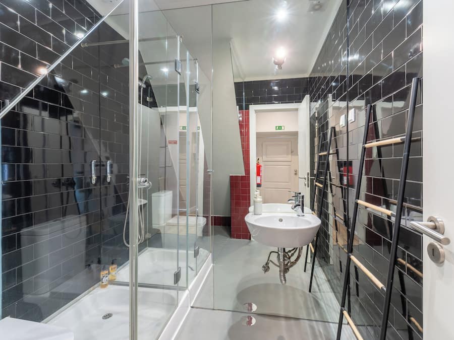 Apartamento estándar, vistas al patio | Baño | Ducha, secador de pelo y toallas
