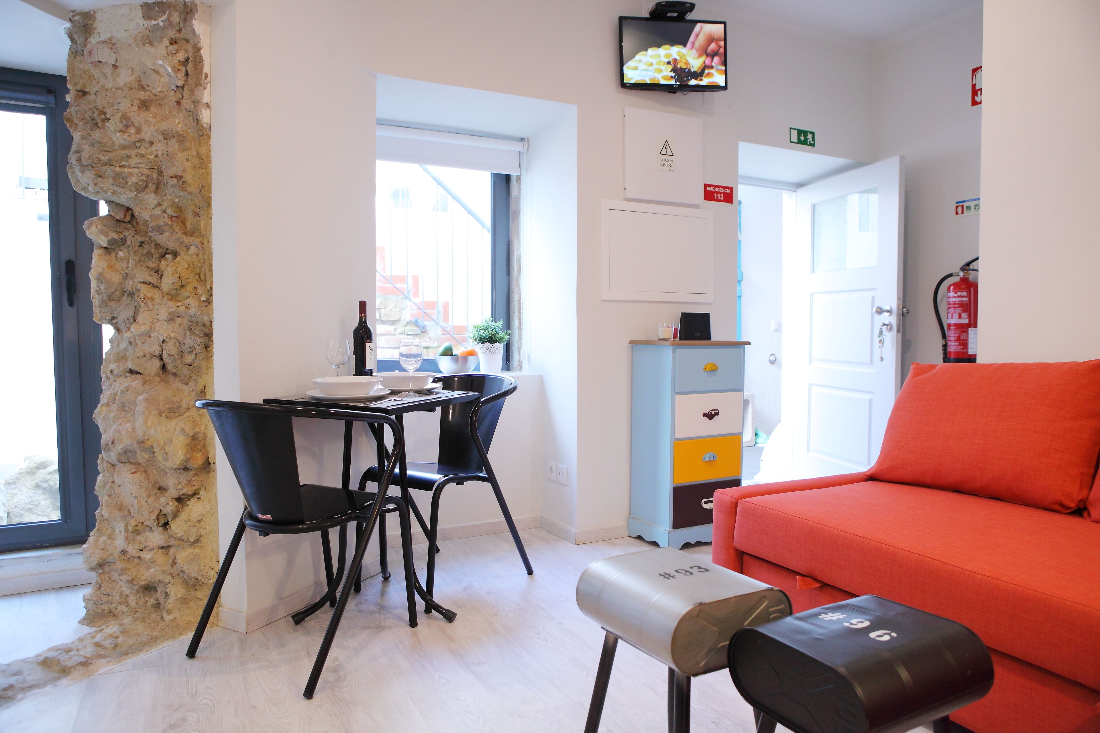 Standaard appartement, uitzicht op binnenplaats | Woonruimte | Een flatscreentelevisie