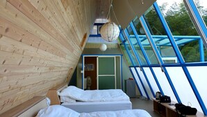 A modern bedroom with wooden walls, a sloped ceiling, and a skylight. - Shen Shan Lin Nai B&B (Zhushan)