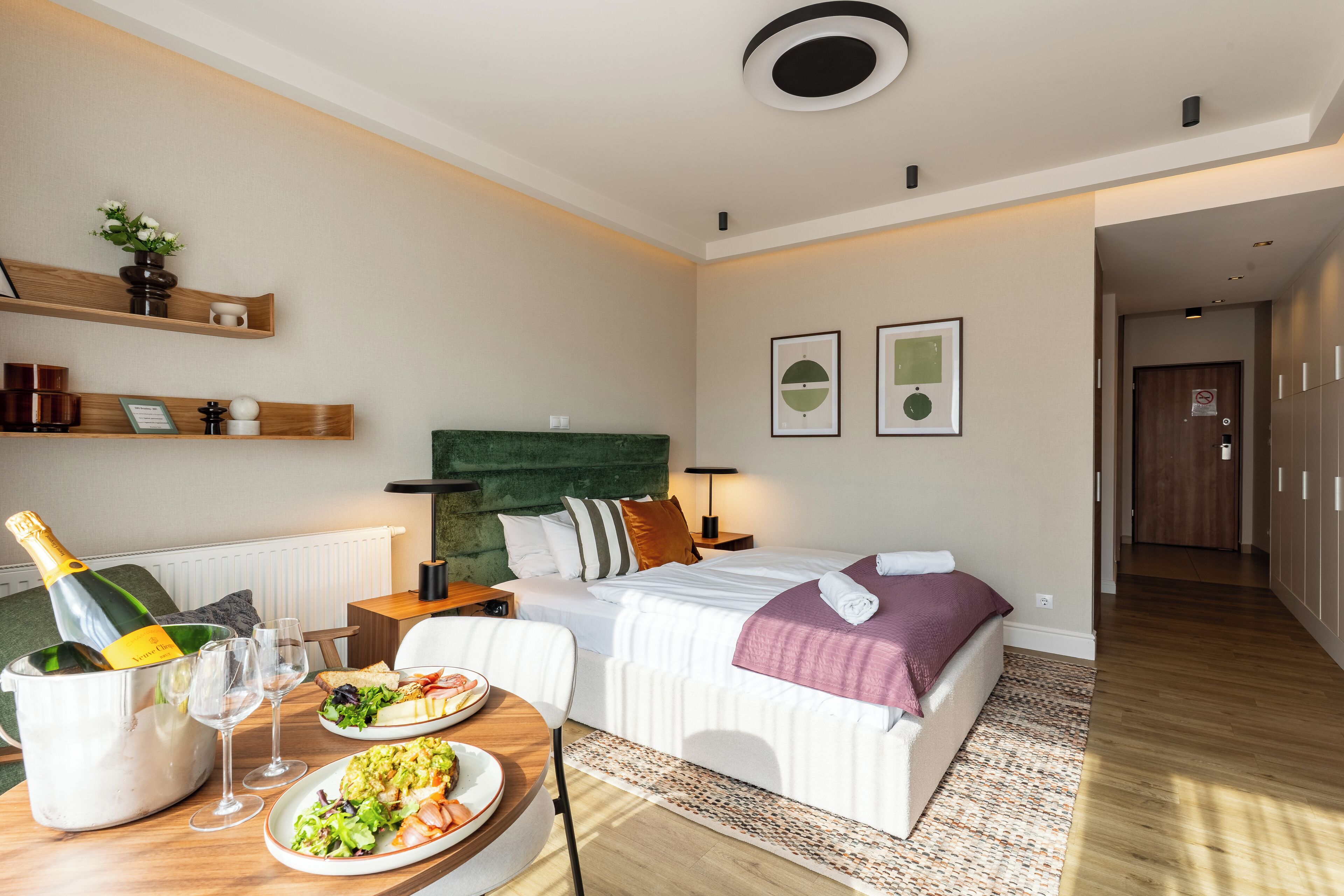 Insonorización, tabla de planchar con plancha y wifi gratis 