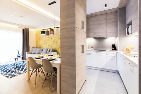 Superior appartement, 1 slaapkamer, balkon | Woonruimte | Een 60-cm flatscreentelevisie met kabelzenders en televisie